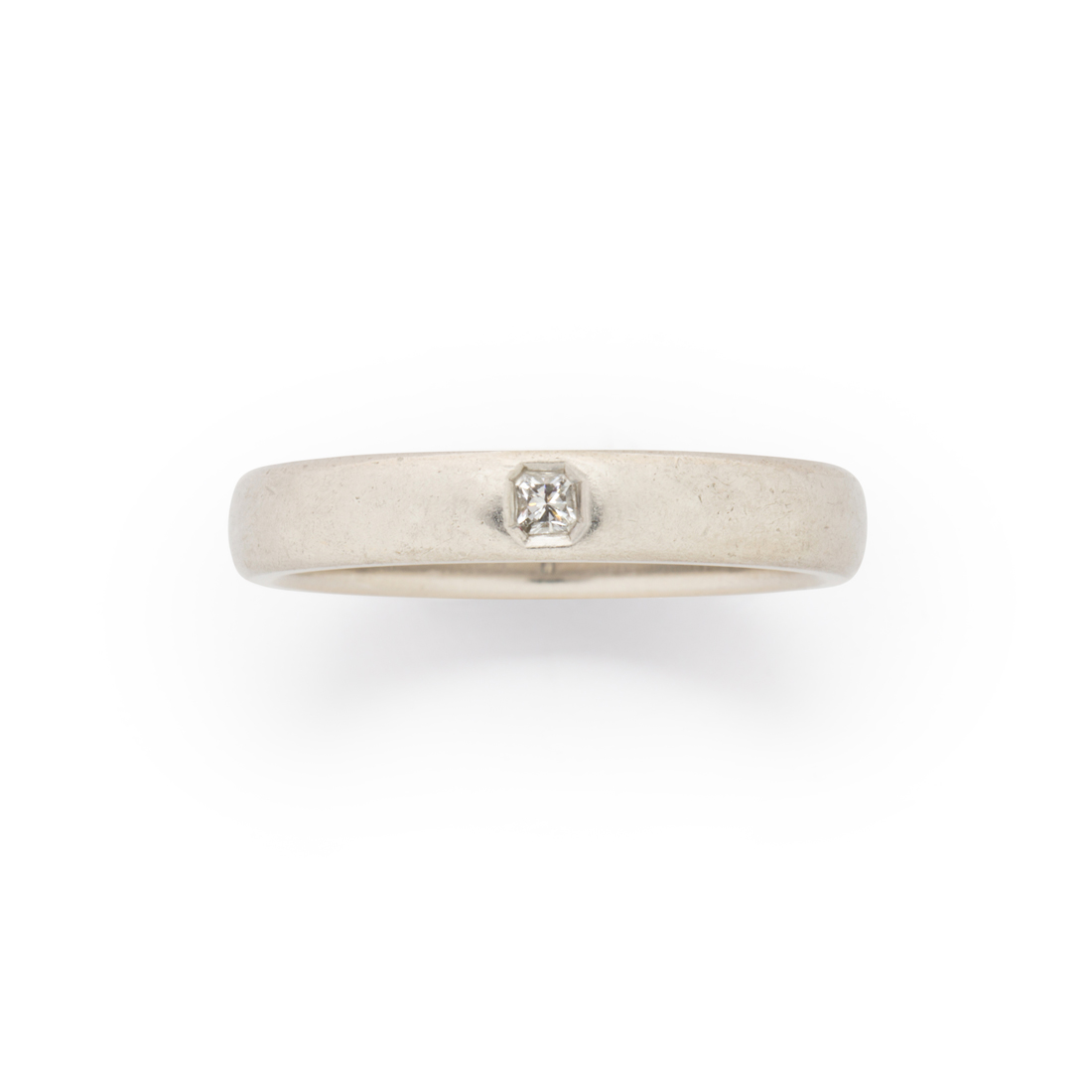 A DIAMOND AND PLATINUM RING,