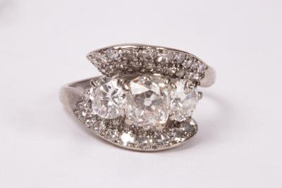 A diamond crossover ring, centred