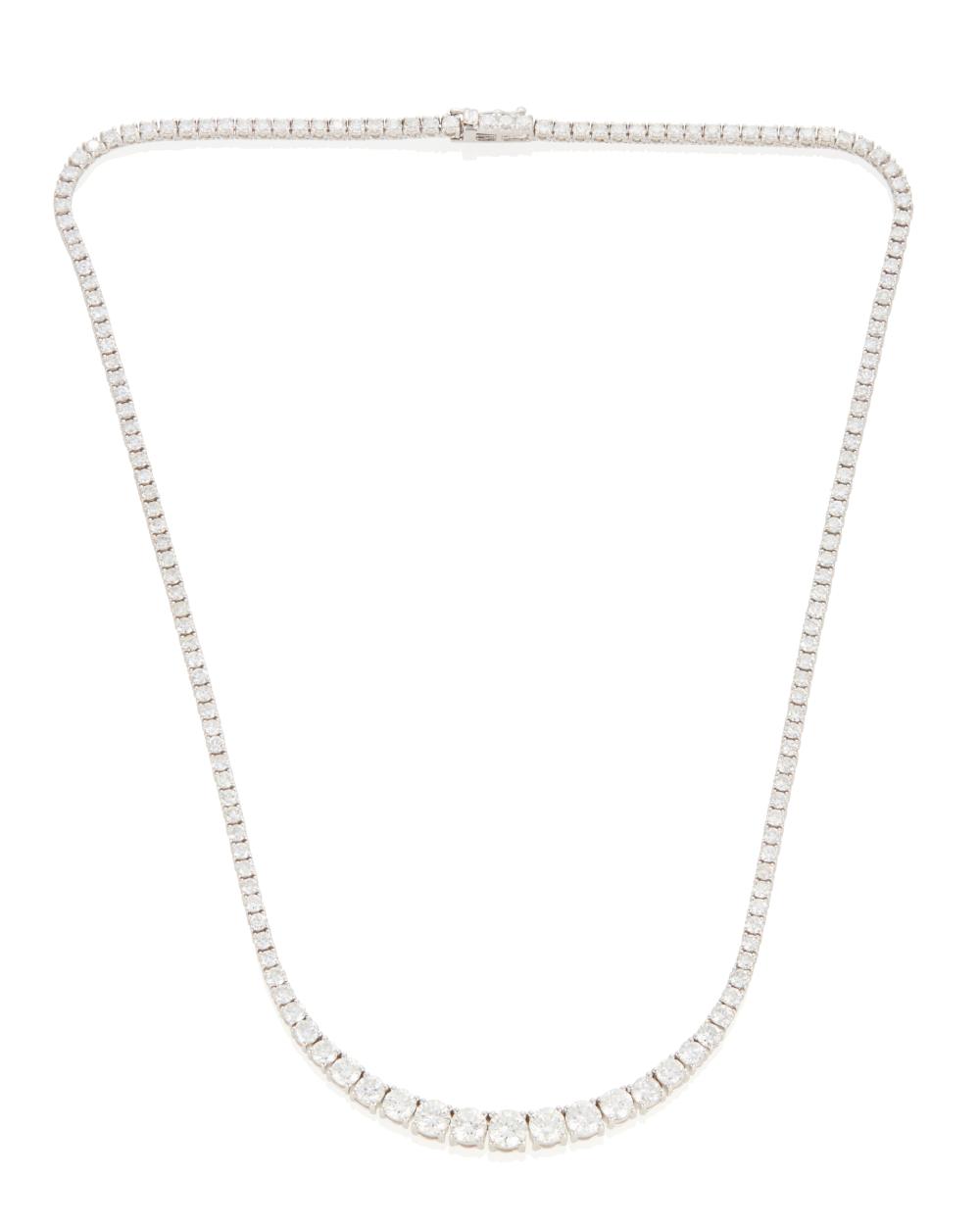A DIAMOND LINE NECKLACEA diamond