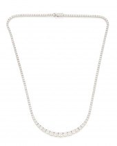 A DIAMOND LINE NECKLACEA diamo