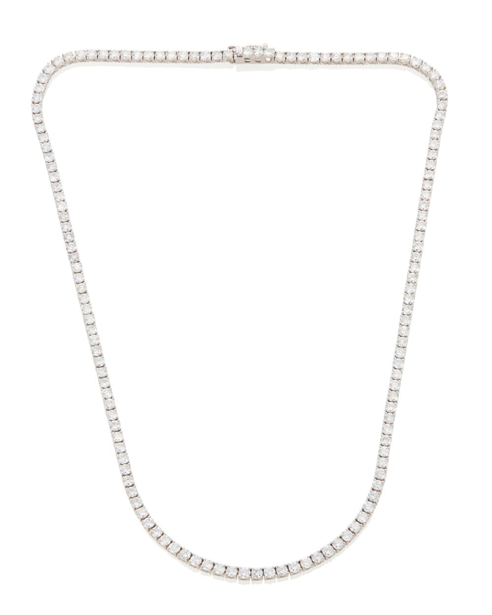 A DIAMOND LINE NECKLACEA diamond