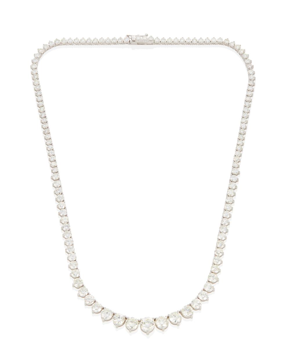 A DIAMOND LINE NECKLACEA diamond