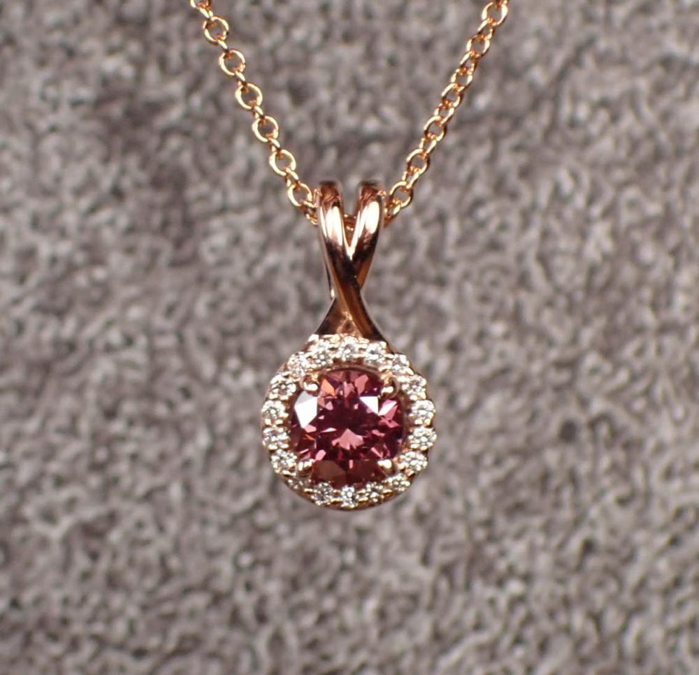 A DIAMOND PENDANT NECKLACEA DIAMOND