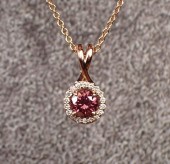 A DIAMOND PENDANT NECKLACEA DI