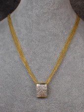 A DIAMOND PENDANT NECKLACEA DI