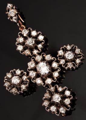 A diamond pendant/brooch of cross