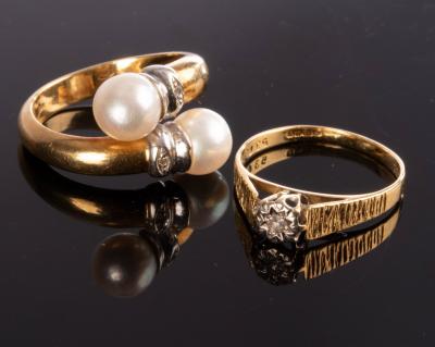 A diamond ring set in 18ct yellow