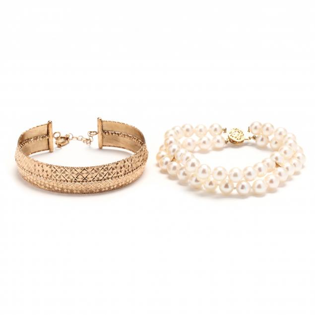 A DOUBLE STRAND PEARL BRACELET