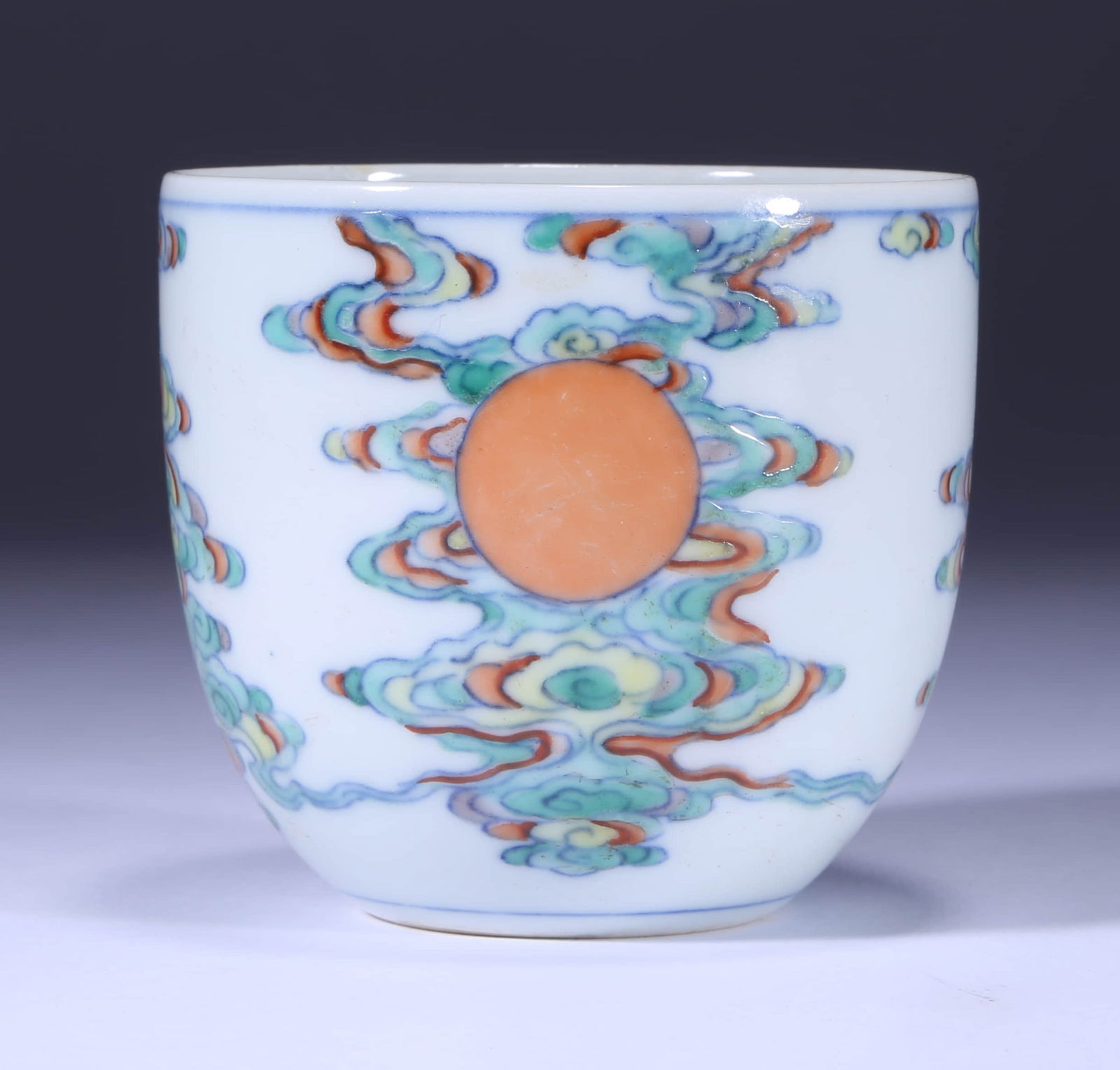 A DOUCAI 'CLOUD' CUPA DOUCAI
