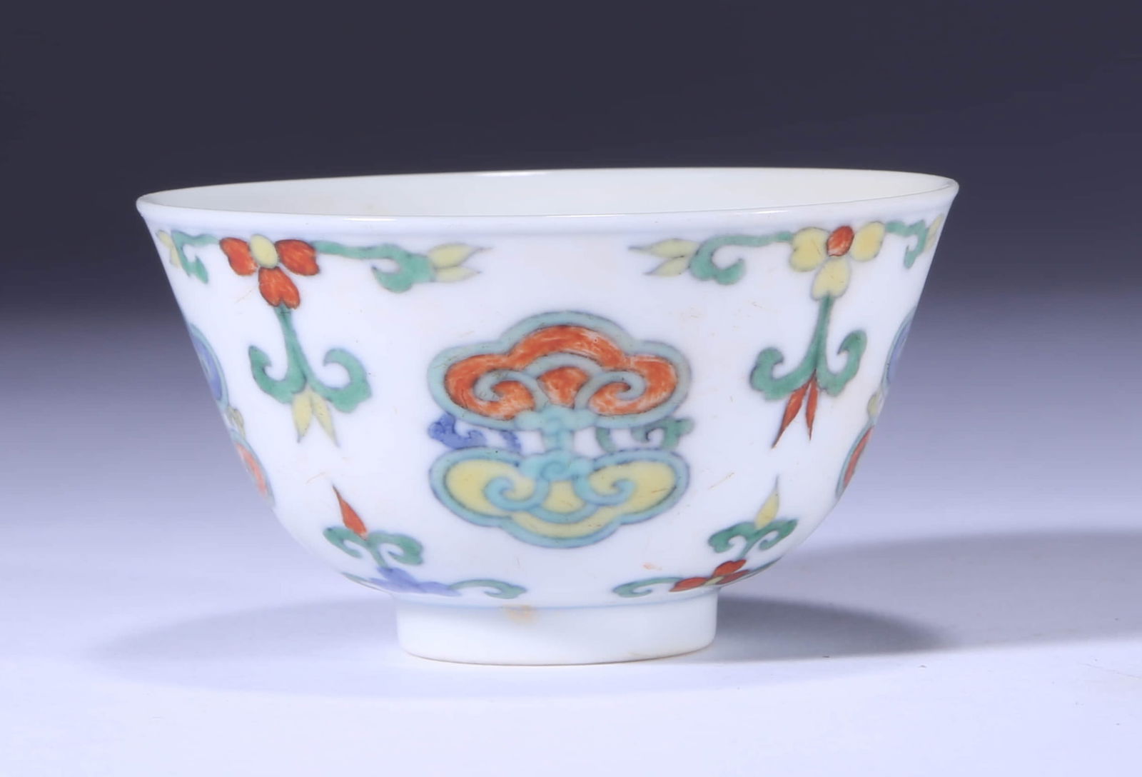 A DOUCAI 'FLORAL' CUPA DOUCAI