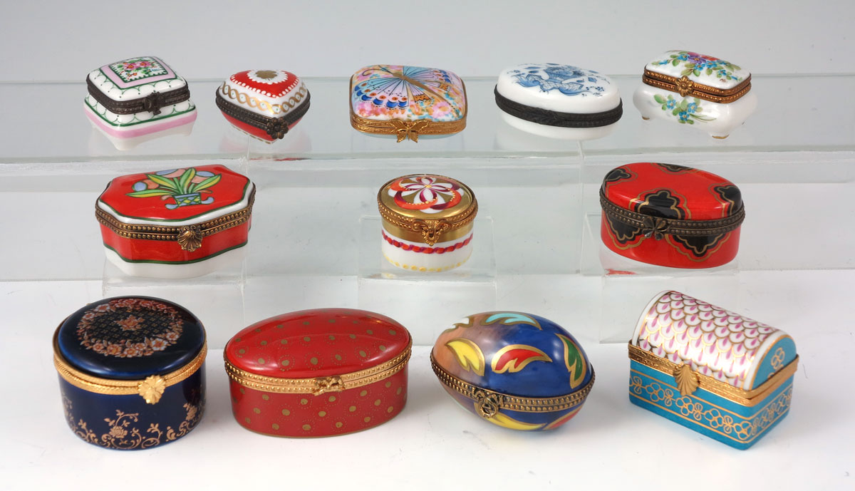 A DOZEN FRENCH LIMOGES PEINT MEIN