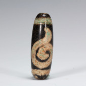 A DZI BEAD<br>Dimensions: L. 4