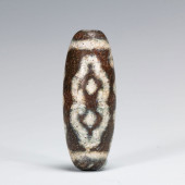 A DZI BEAD<br>Dimensions: L. 5
