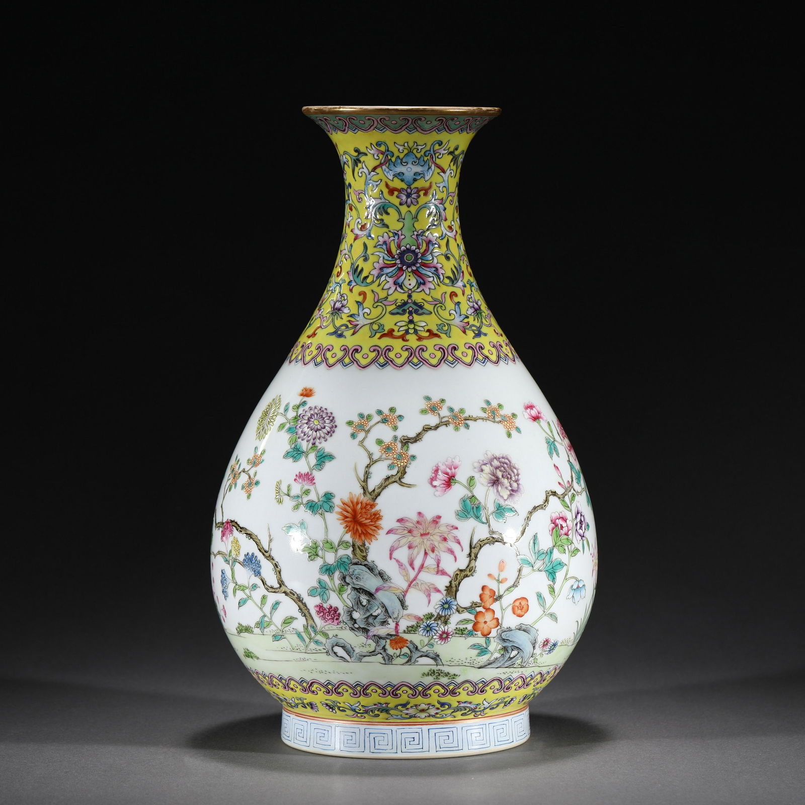 A FAMILLE ROSE FLOWERS PORCELAIN