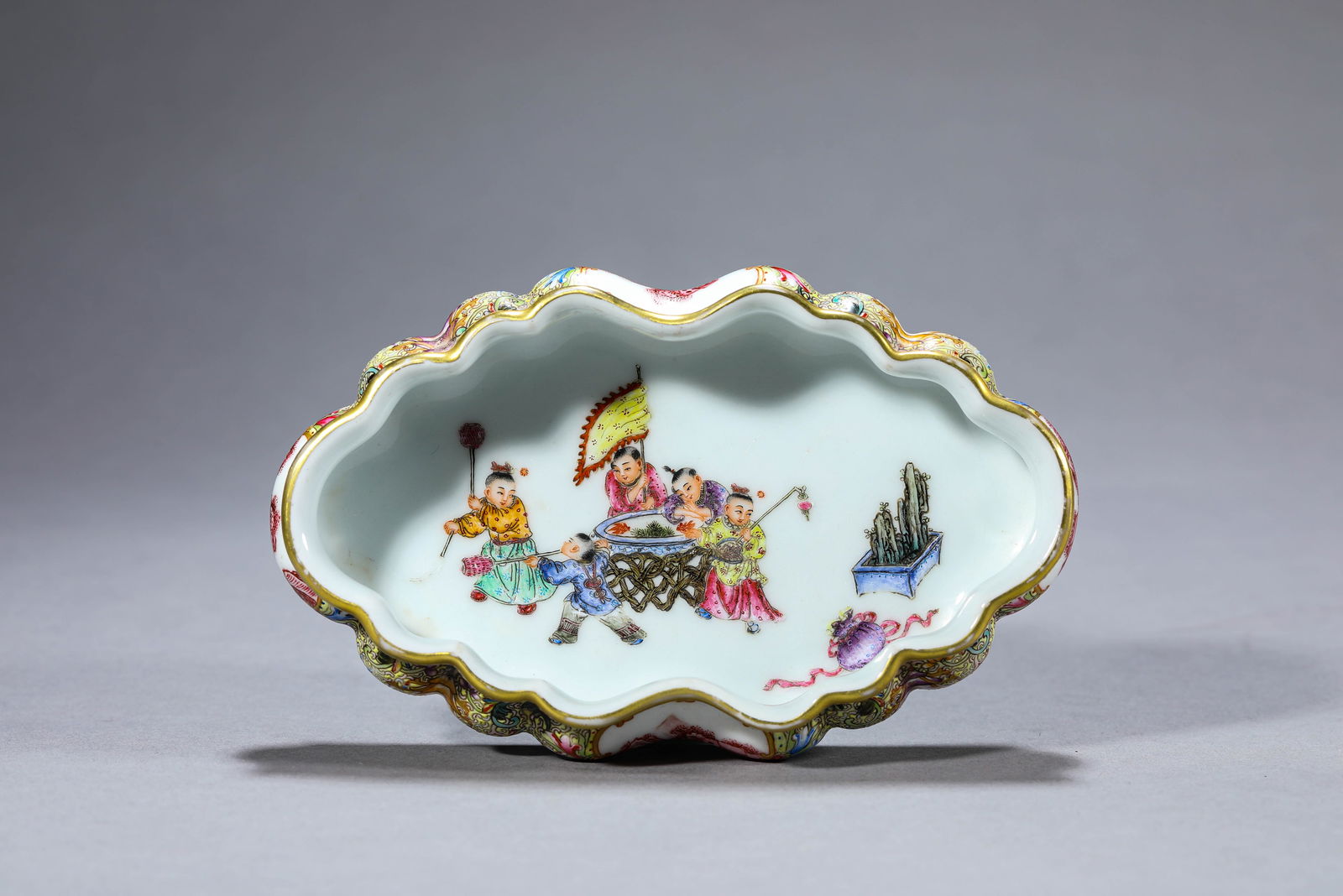 A FAMILLE ROSE MEDALLION 'LANDSCAPE