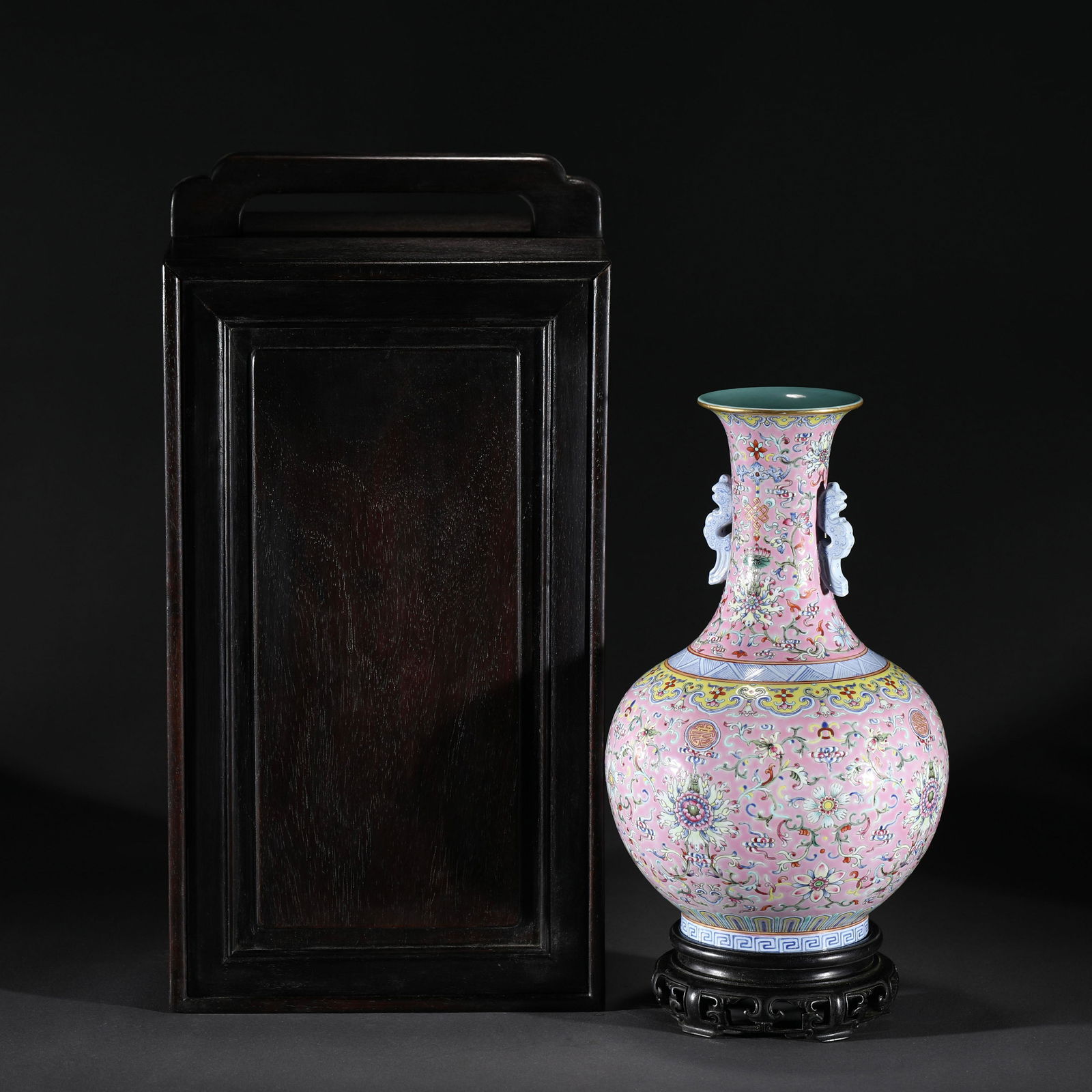 A FAMILLE ROSE PORCELAIN VASE,