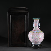A FAMILLE ROSE PORCELAIN VASE,