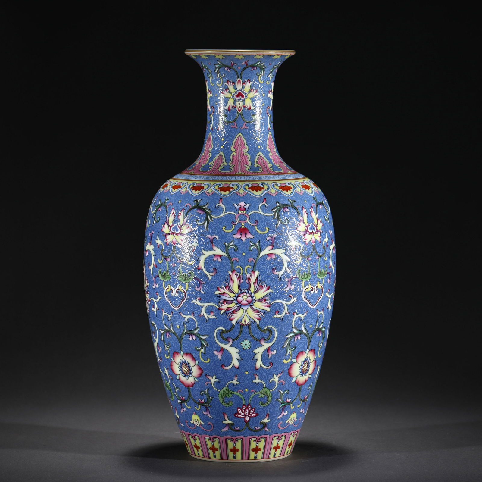A FAMILLE ROSE PORCELAIN
