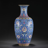 A FAMILLE ROSE PORCELAIN VASE,