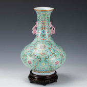 A FAMILLE ROSE PORCELAIN VASE,