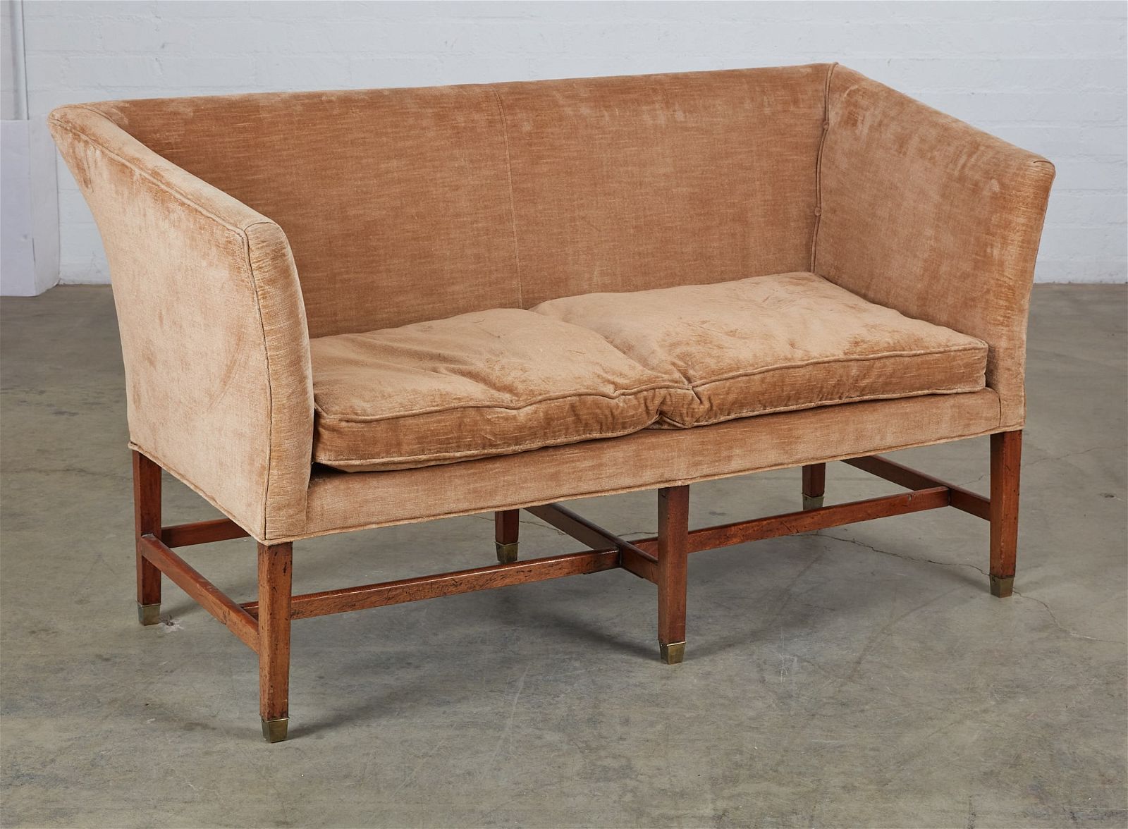 A FEDERAL MAHOGANY UPHOLSTERED