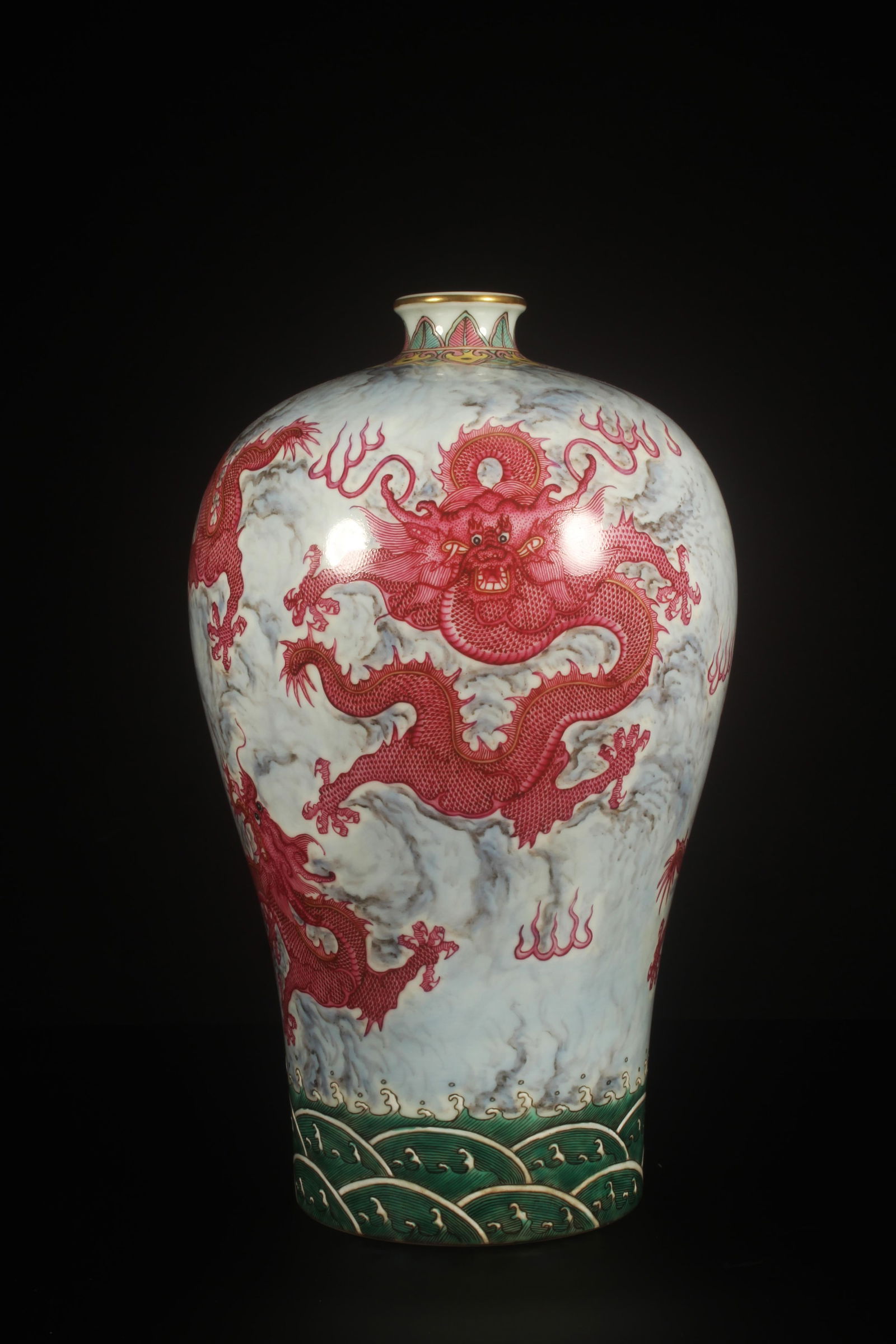 A FENCAI DRAGON PORCELAIN VASEA