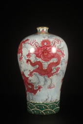 A FENCAI DRAGON PORCELAIN VASE