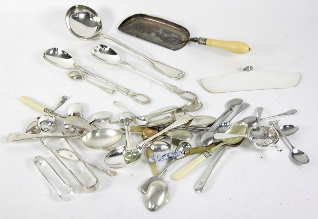 A fiddle and thread pattern ladle