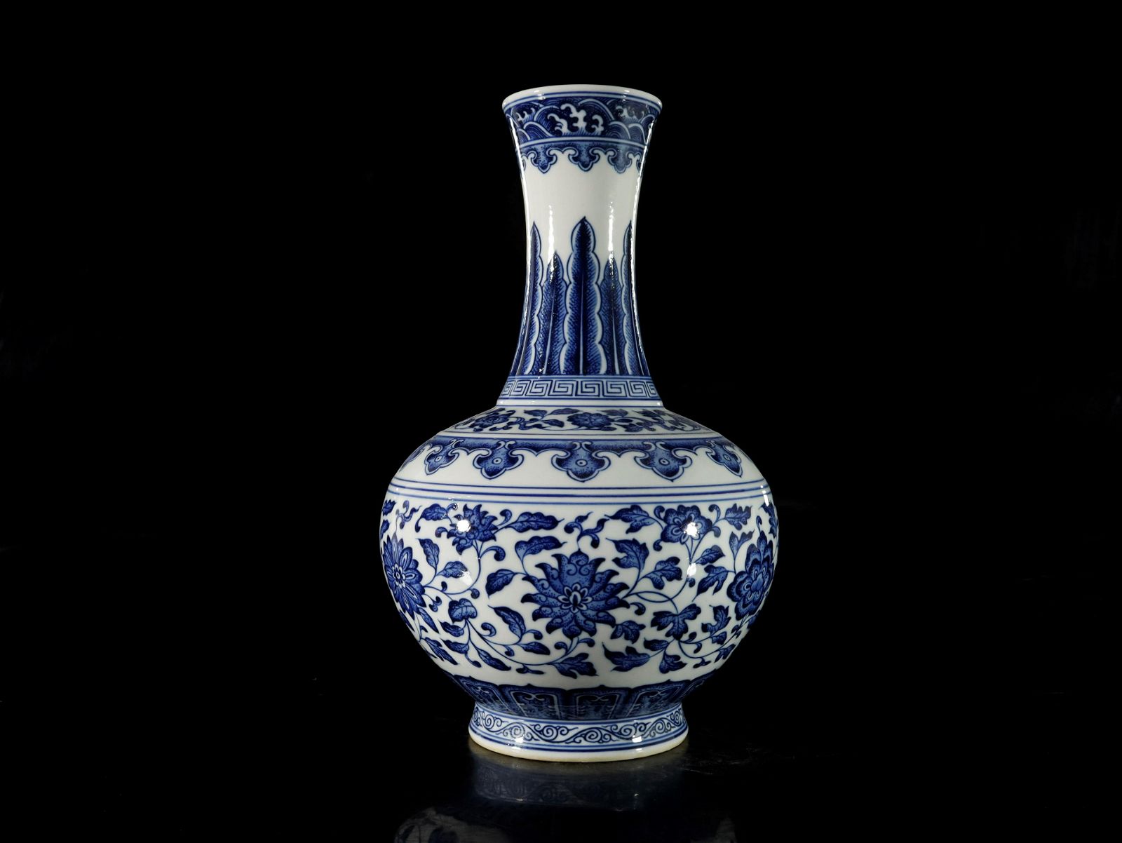 A FINE BLUE AND WHITE 'FLOWER'