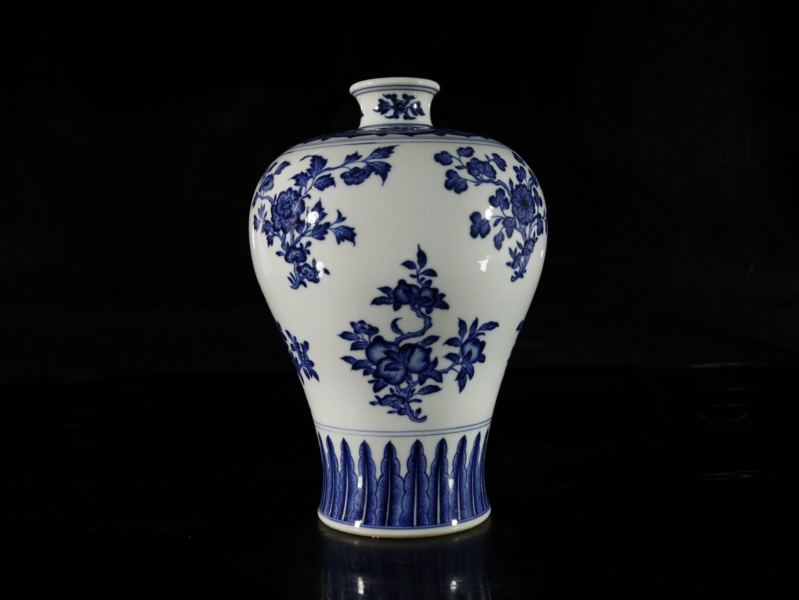 A FINE BLUE AND WHITE 'FLOWER'