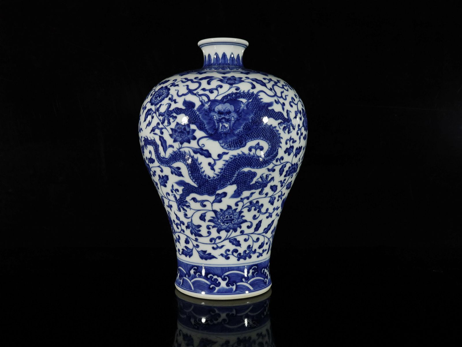 A FINE BLUE AND WHITE DRAGON