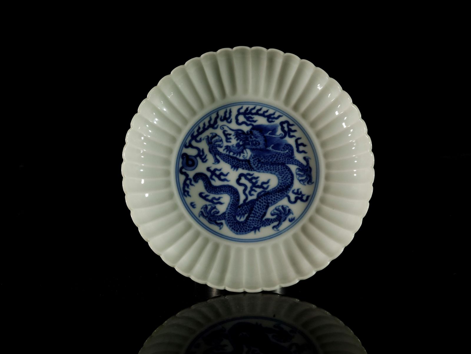 A FINE BLUE AND WHITE DRAGON