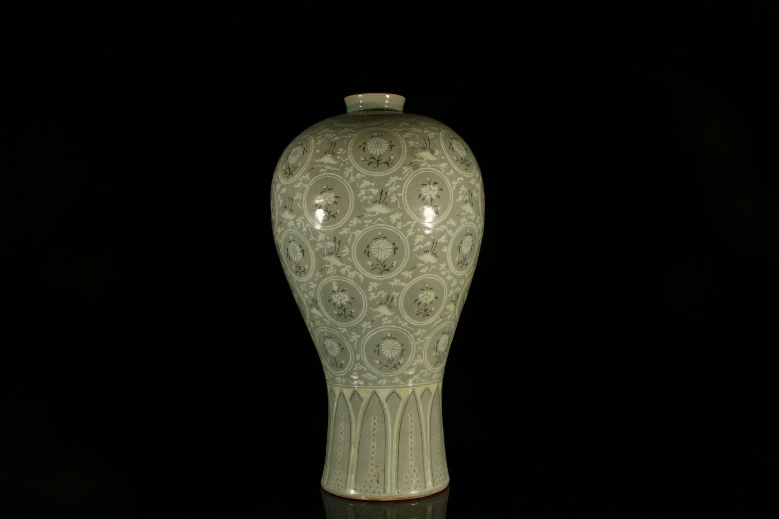 A FINE KOREAN CELADON-GLAZED