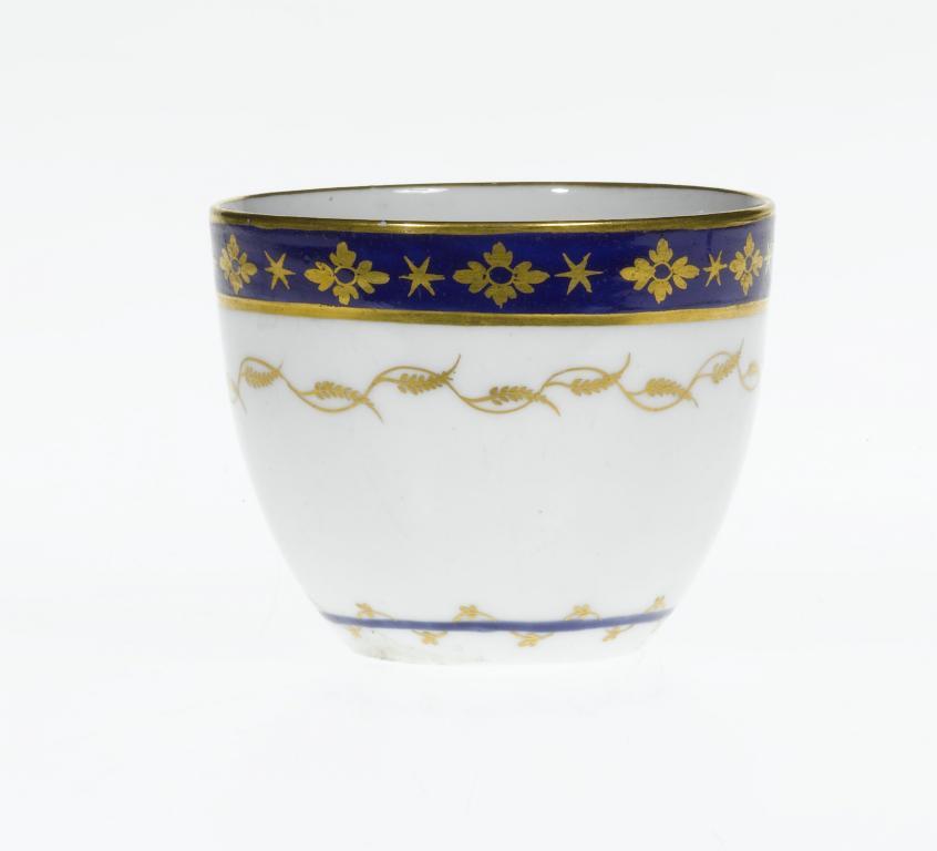 A FINE PINXTON TEA BOWL pattern