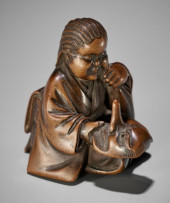 A FINE WOOD SHUNGA NETSUKE OF