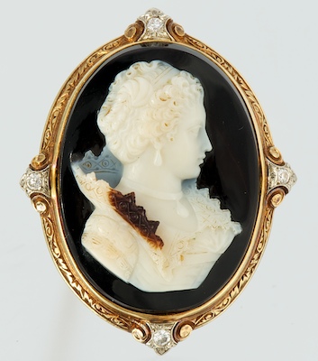 A Finely Carved Cameo Brooch with
