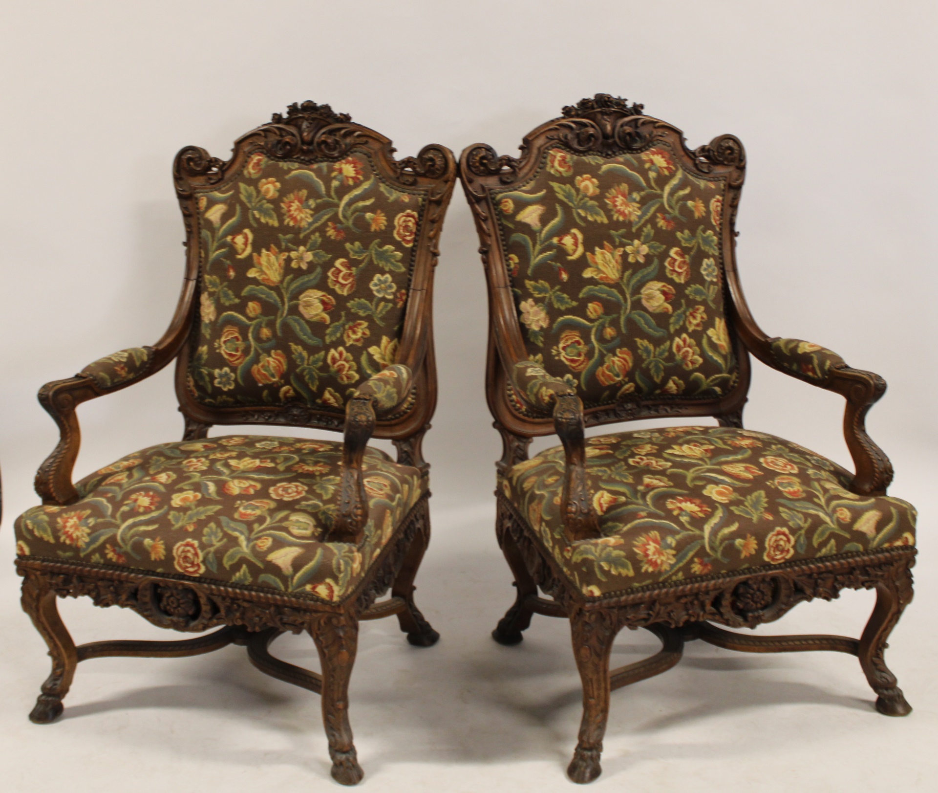 A FINELY CARVED PAIR OF ANTIQUE ARM