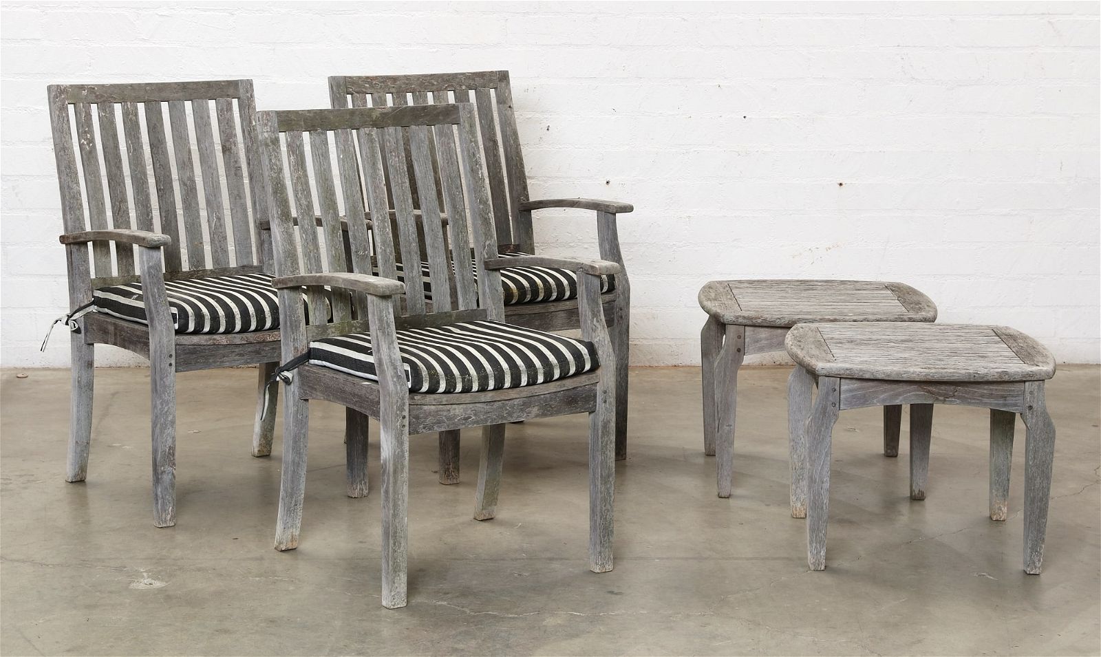 A FIVE PIECE SET OF TEAK GARDEN