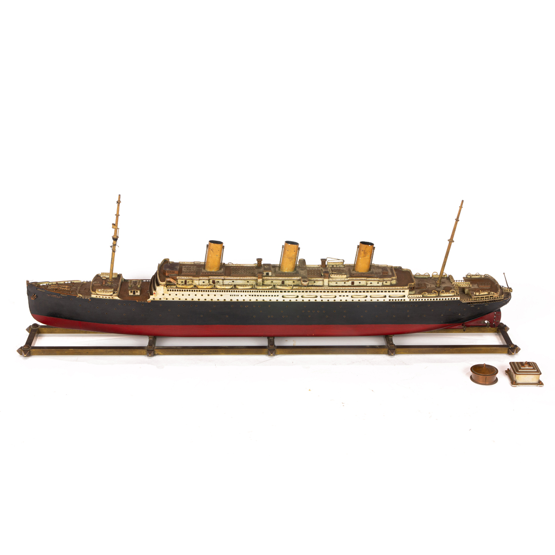 A FOLK ART SCRATCH-BUILT SCULPTED