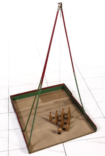 A FOLKY TEN PIN SKITTLES PUB GAME