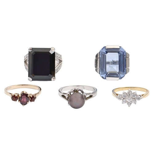 A garnet ring, in 9ct gold,