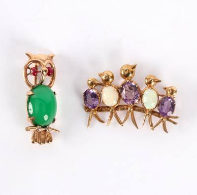 A gem set owl brooch in a 9ct