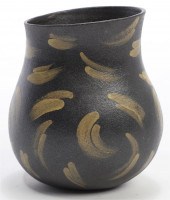 A GEOFFREY EASTOP CERAMIC POTT
