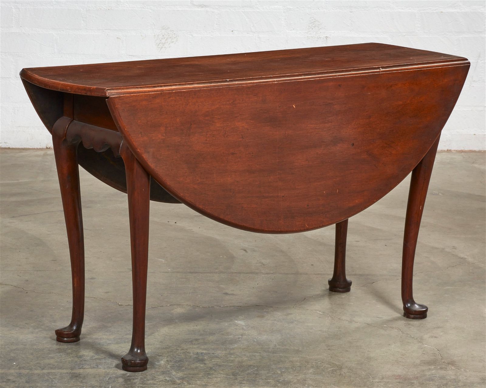 A GEORGE II MAHOGANY DROP LEAF