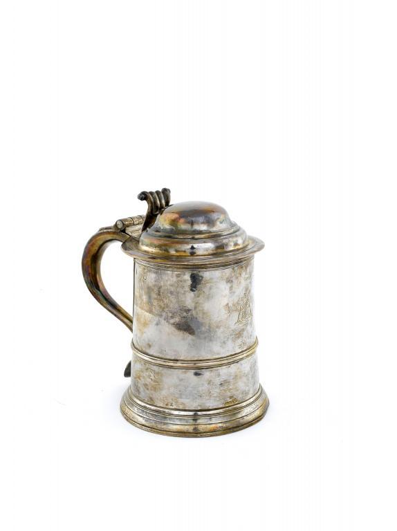 A GEORGE II TANKARD with domed