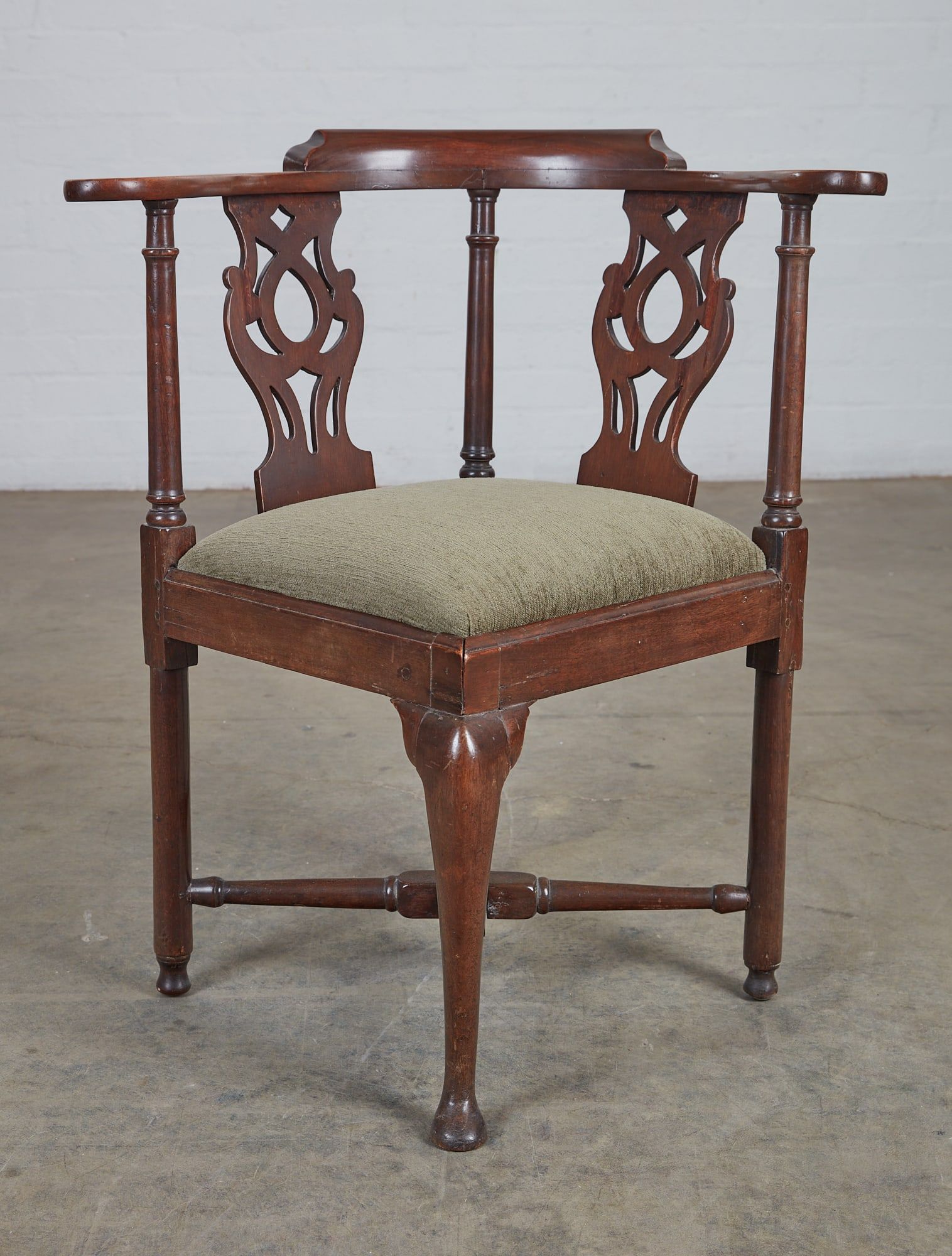 A GEORGE III MAHOGANY CORNER CHAIRA