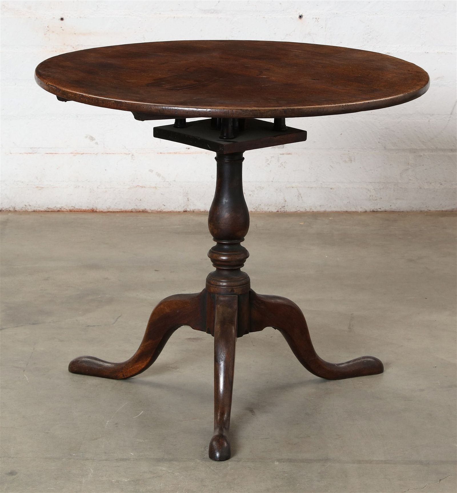 A GEORGE III MAHOGANY TILT TOP