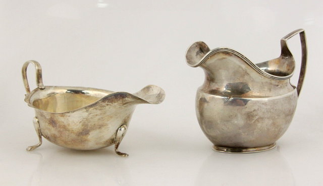 A George III silver cream jug TL