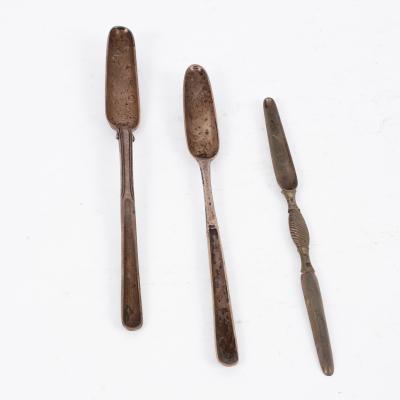 A George III silver marrow scoop,