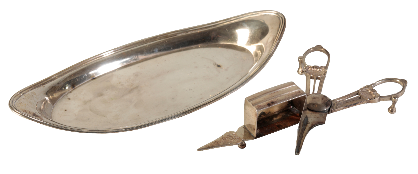 A GEORGE III SILVER SNUFFER AND